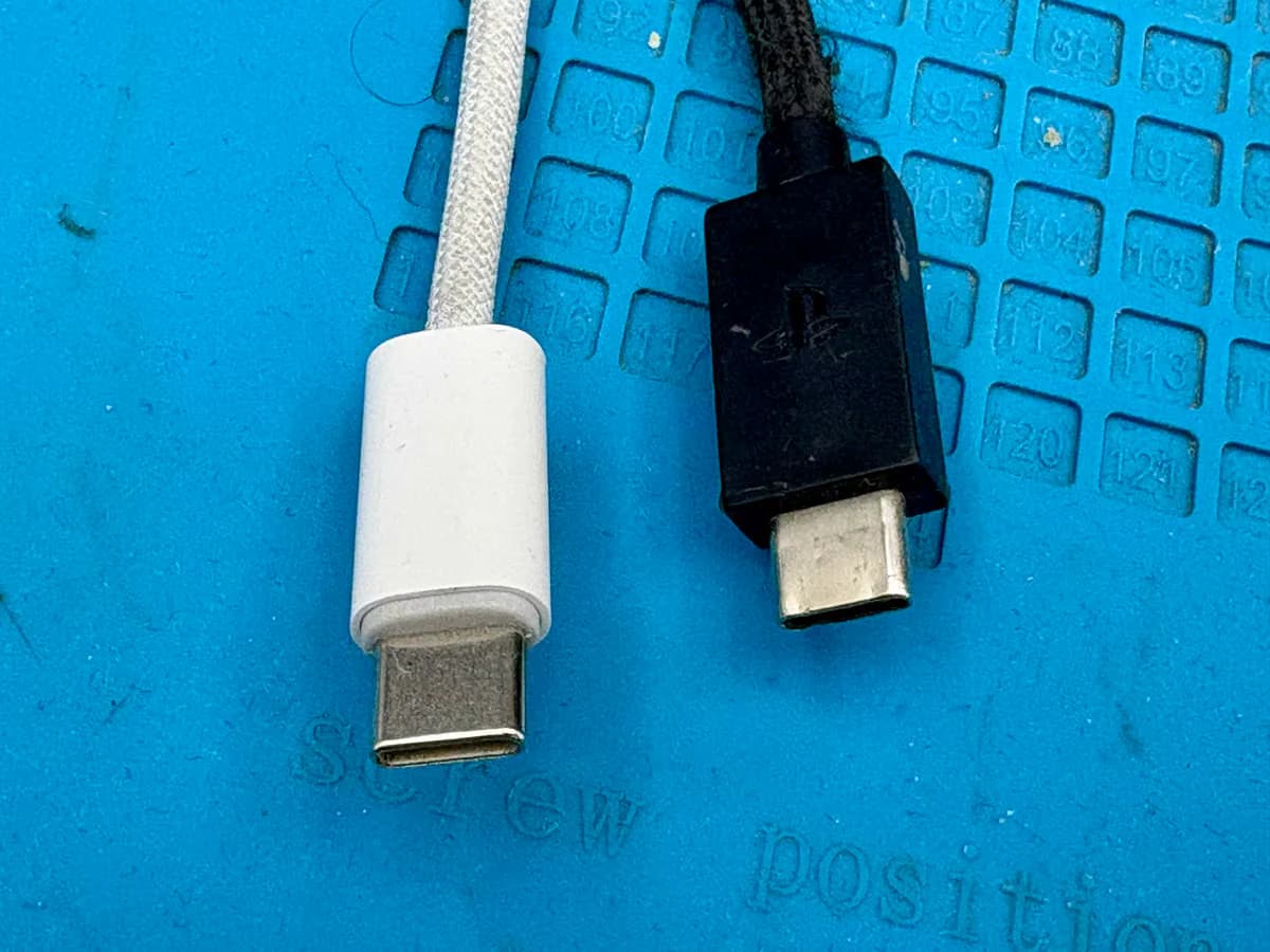 Een beschadigde USB-kabel, een veelvoorkomende oorzaak van haperende verbindingen
