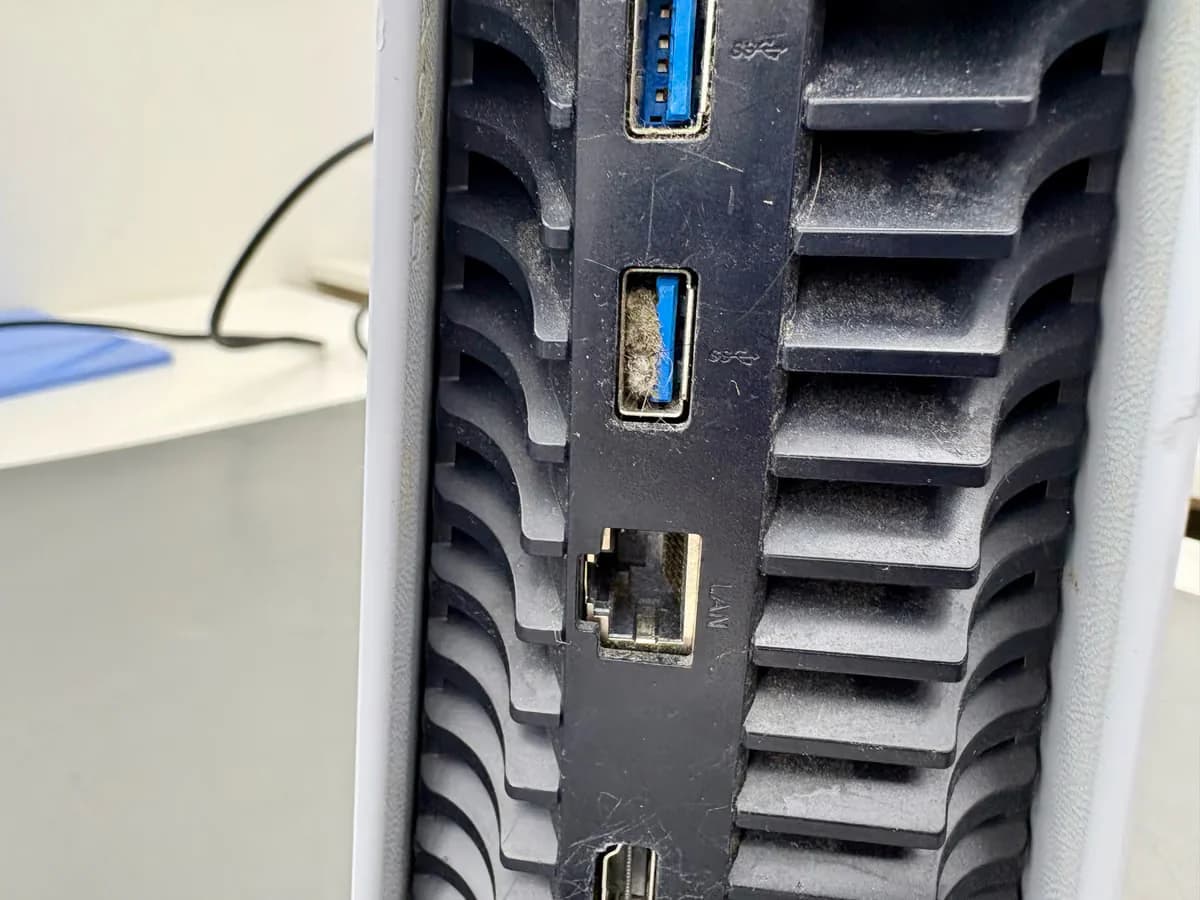 Stof en vuil in de USB-poort van een PS5