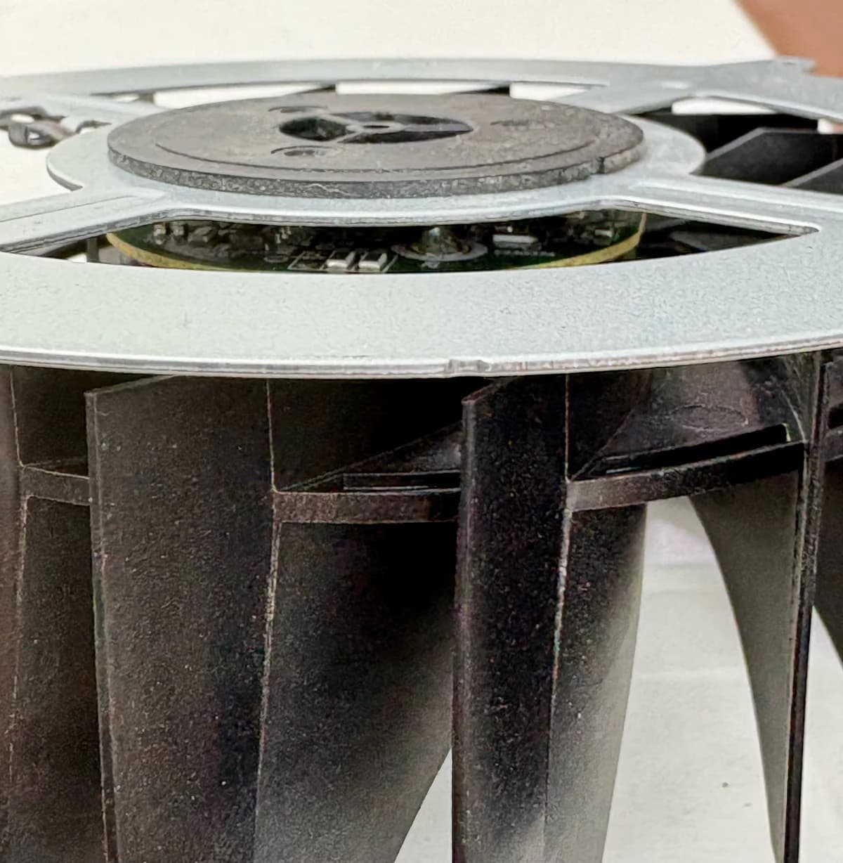 Het lager van een PS5-ventilator, kwetsbaar voor perslucht