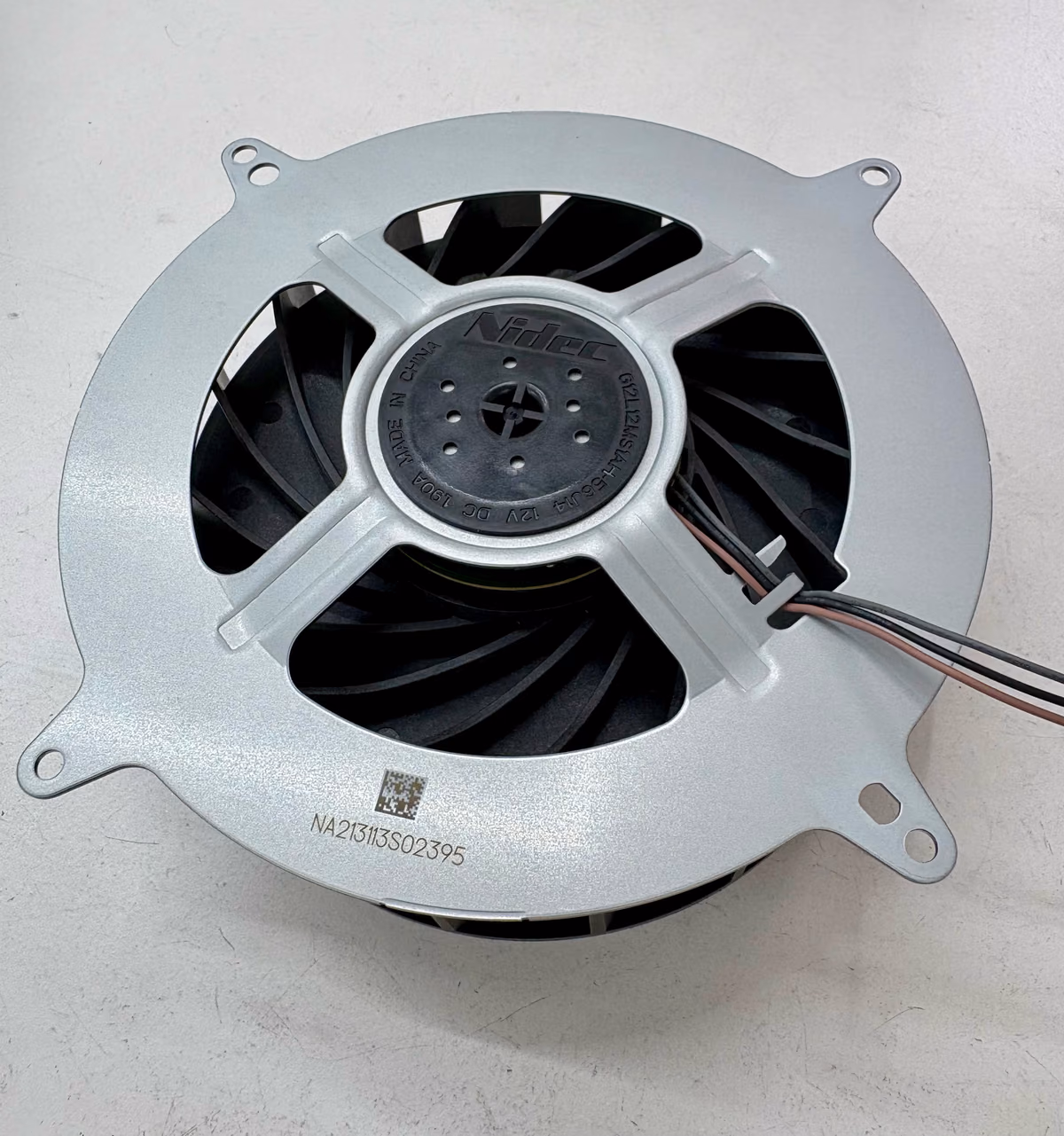 Dezelfde ventilator na het schoonmaken, het stof volledig verwijderd
