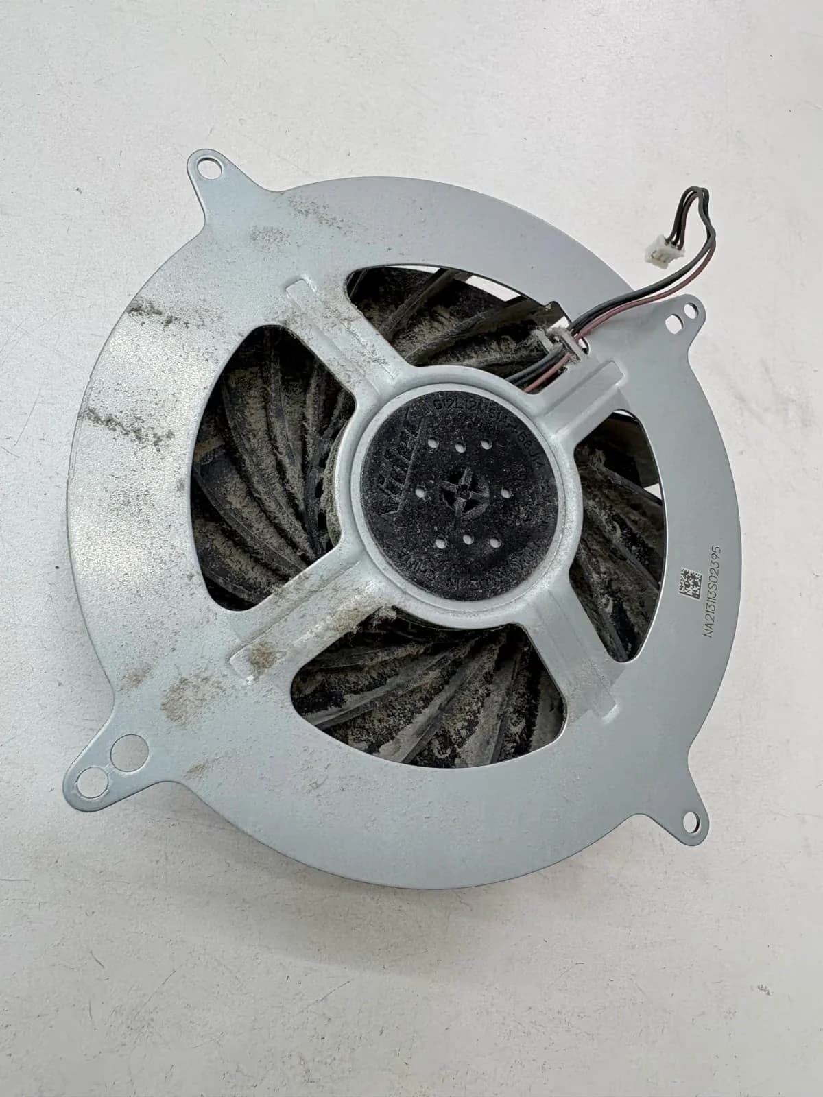 Close-up van dikke stoflaag op de ventilatorbladen, vóór het schoonmaken