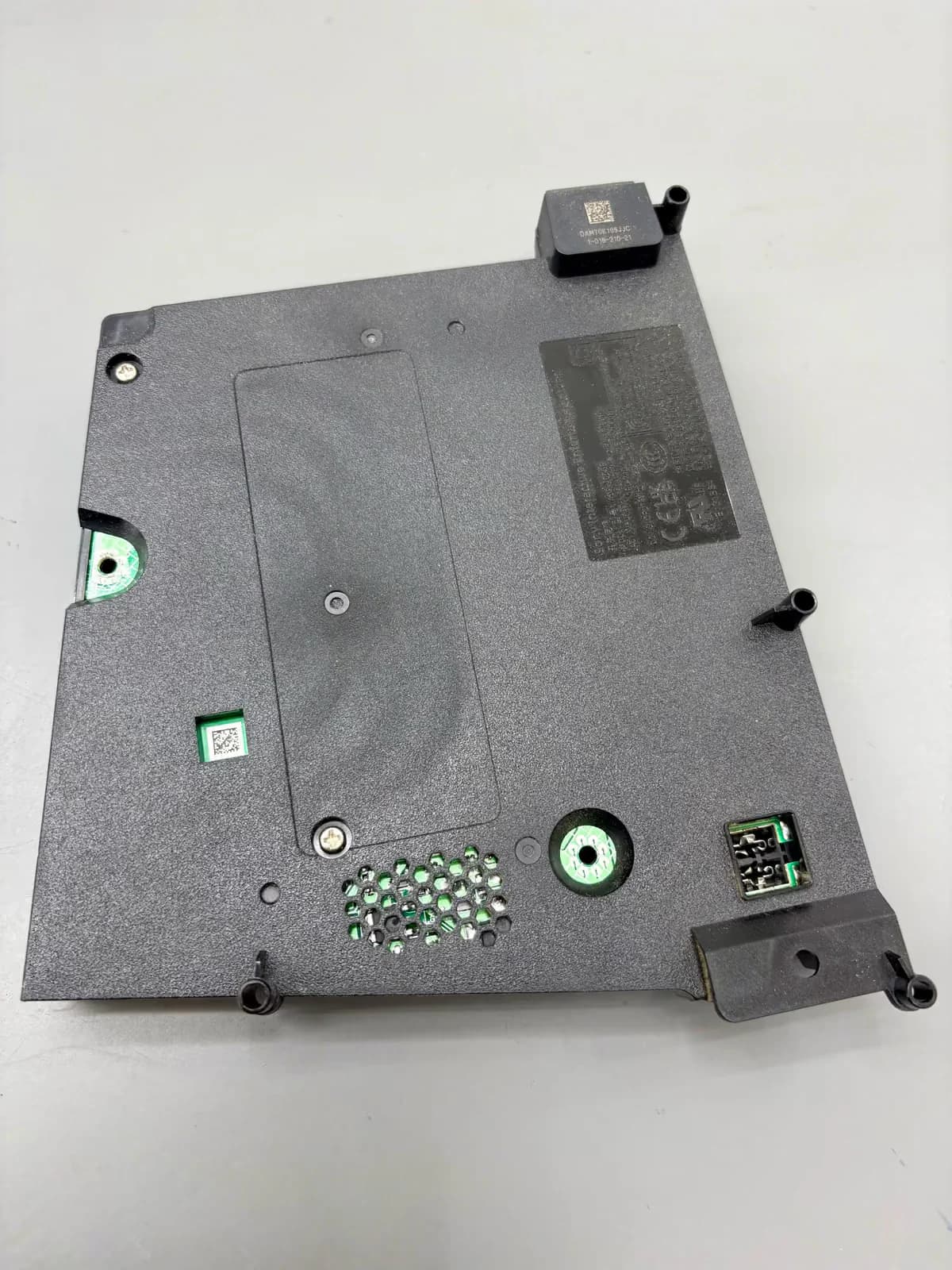 PS5 Slim Pro verschil - een geopende PS5 op de werkbank bij FixMyTech in Rotterdam