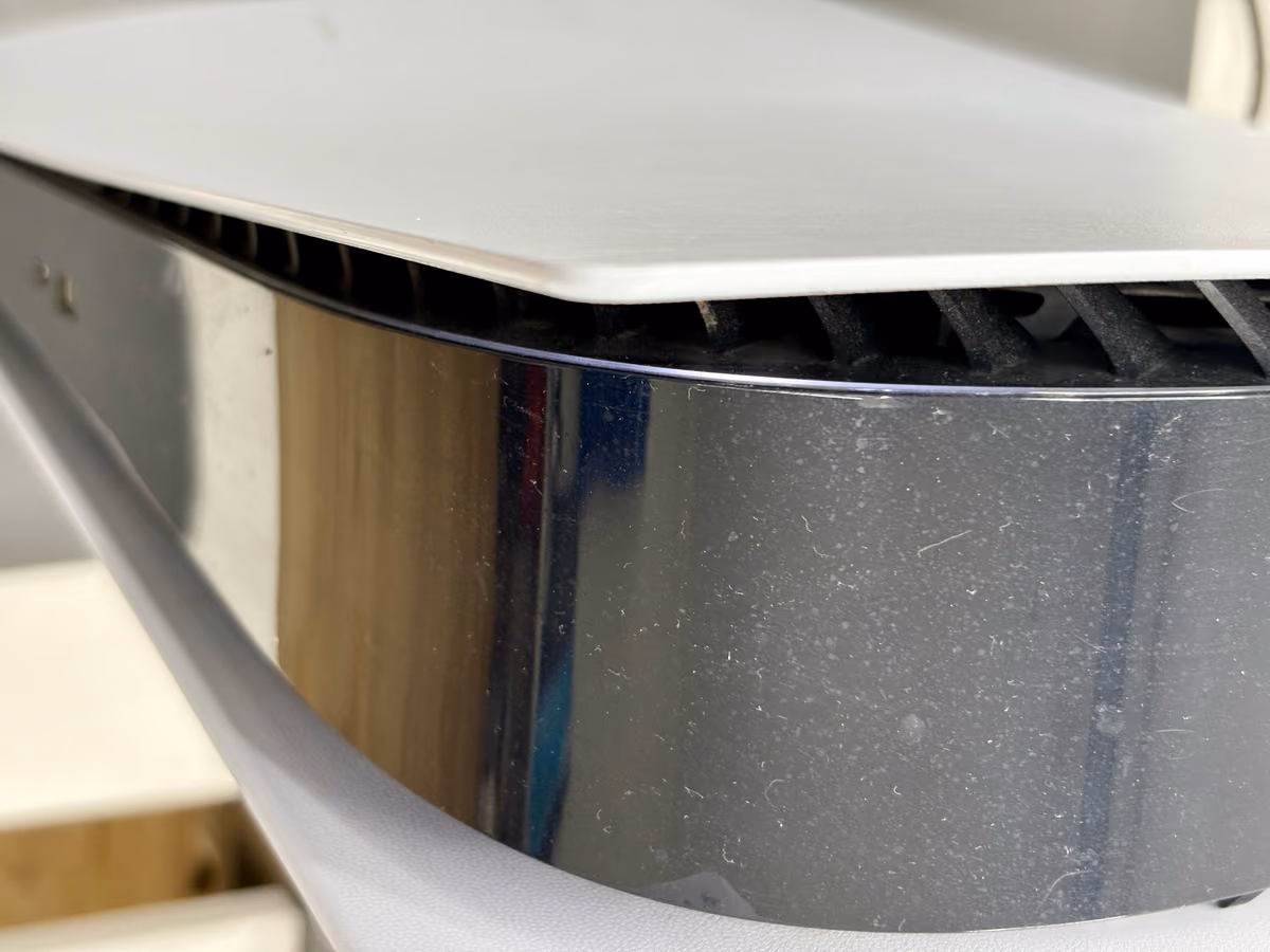 Close-up van het wit knipperende powerlampje van een PS5 op de werkbank