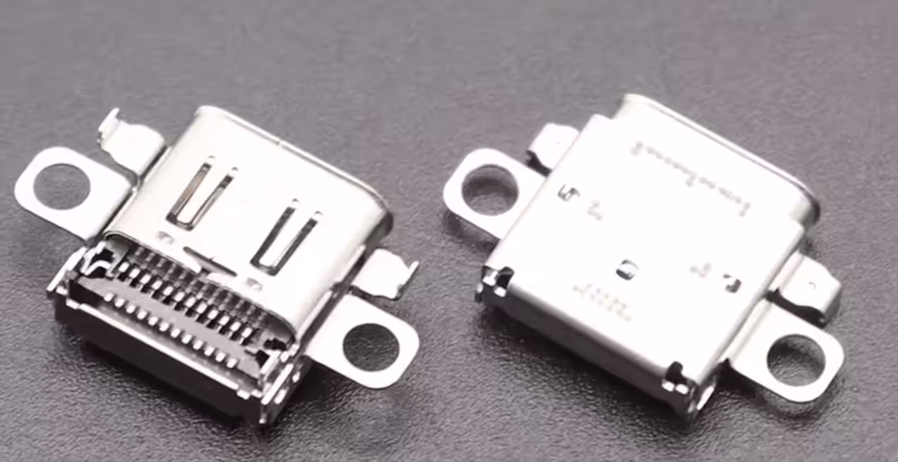 Twee losse USB-C-oplaadconnectoren van dichtbij, met de rij contactpennen waarachter de laadchip op het moederbord zit