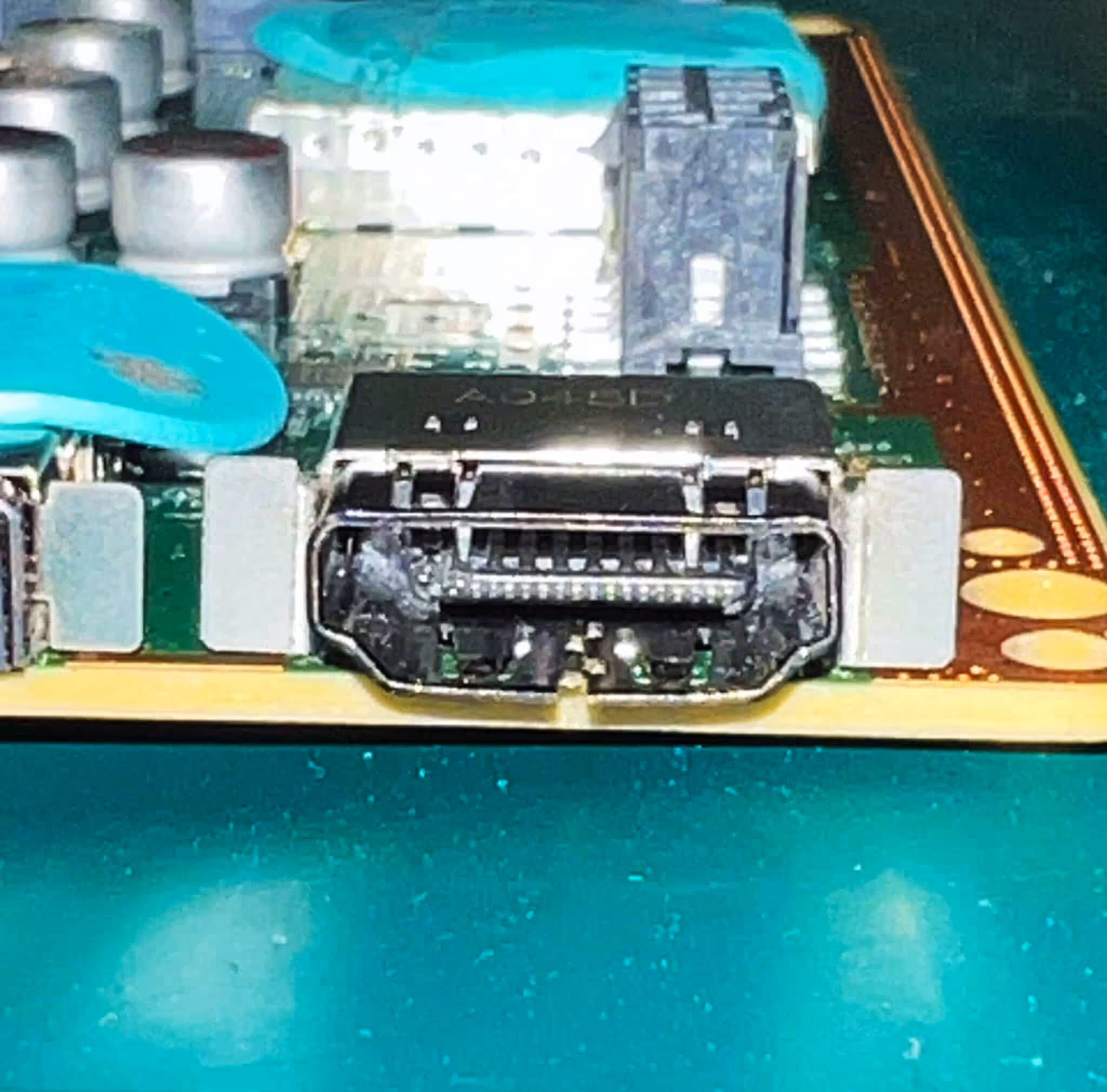 Close-up van de HDMI-aansluiting op het moederbord van een Xbox Series X