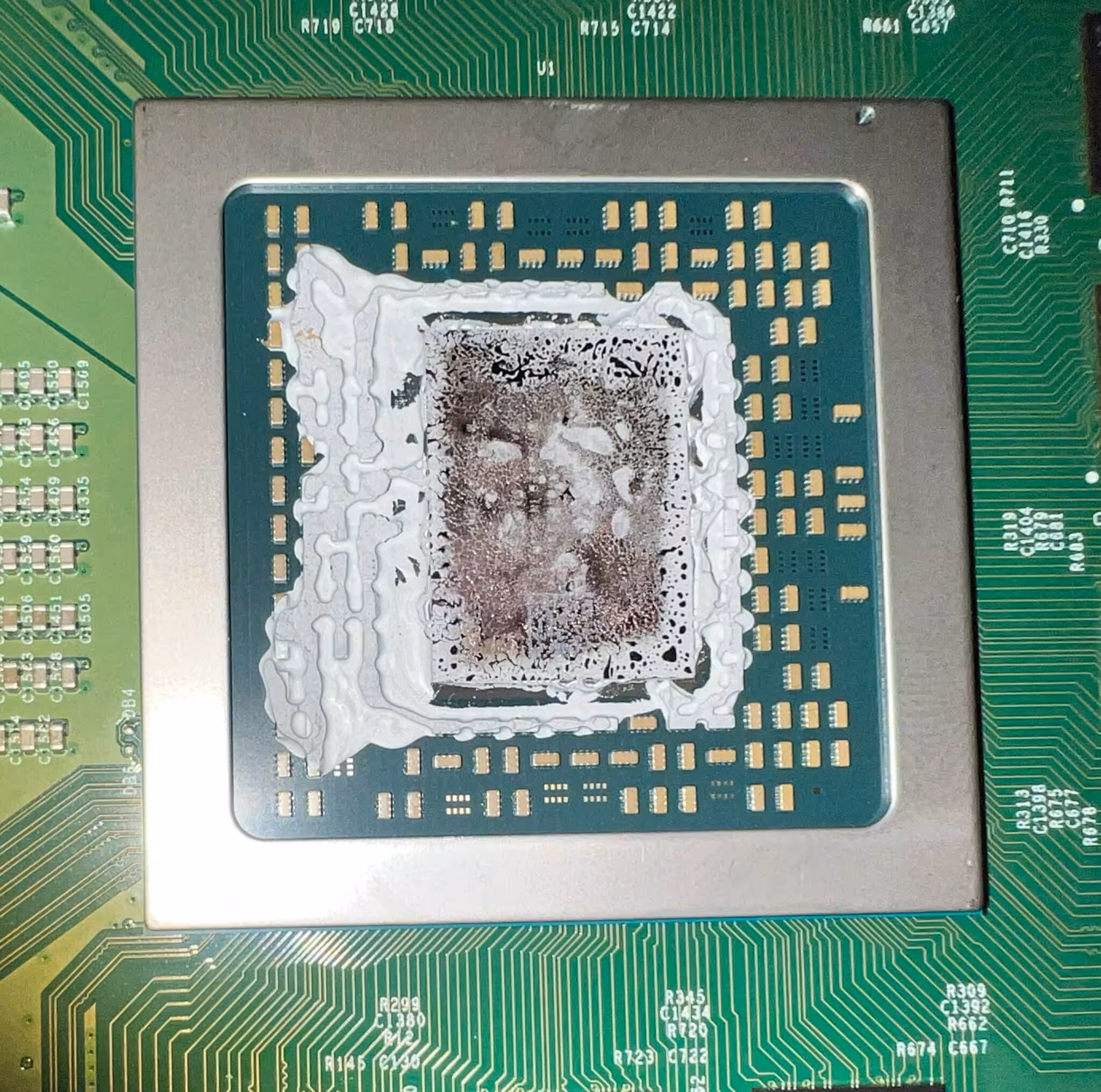 Processor van een Xbox Series X met uitgedroogde koelpasta, zoals bij een onderhoudsbeurt